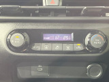 【オートエアコン】一度お好みの温度に設定すれば、車内の温度を検知し風量や温度を自動で調整。暑い&hellip;寒い&hellip;と何度もスイッチ操作をする必要はありません。快適な車内空間には必須の機能ですね♪