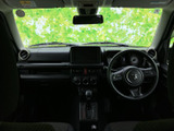 運転席から手の届きやすい位置にモニターを配置し、周囲の確認に活用できるレイアウトです。画面とスイッチ類がまとまっていて視線を向けやすく、駐車時など日常の運転をサポートします。