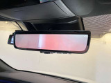 多人数乗車時やお荷物が多いときでも後方視界を確保できる、デジタルインナーミラーが装着されています。