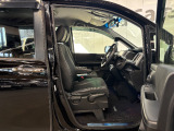 運転席の足元まわりです!アクセル・ブレーキペダルの配置や足元スペースもしっかりご確認いただけます。毎日の運転で長く過ごす場所だからこそ、実際の広さや使い勝手も大切なチェックポイントです。