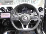 ステアリングハンドルです。オーディオコントロールスイッチが付いて運転中でも手元でオーディオの操作が出来て便利ですよ。