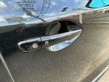 スマートキーを所持している状態でロックボタンを押すと、車両すべてのドアの解錠や施錠を行うことが出来ます。