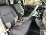 ゆったりとした座面と背もたれで、運転席・助手席ともに落ち着いて座れる空間です。前方やサイドの窓から周囲を見渡しやすく、乗り降りもしやすいレイアウト。車内はすっきりと整っています。
