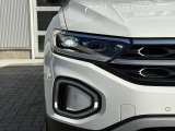 LEDマトリックスヘッドライト「IQ.LIGHT」。対向車や先行車を検知し、LEDを個別制御。まぶしさを抑えながら、夜間の視界をしっかり確保します。