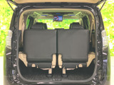 後方から荷室を見渡すと、3列目シートの背面と床面の広がりが確認できます。荷物の積み下ろしがしやすい開口部で、乗車人数や荷物に合わせた使い方をイメージできます。