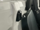 【フック】フックの用途は様々。手荷物のバッグや買い物袋、ビニール袋をぶら下げてゴミ箱にしても良いですね♪