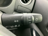 レバーには方向指示やライト関連の表示がまとめられ、必要な操作を確認しやすい配置です。運転席から手を伸ばしやすい位置にあり、日常の運転を支える使い勝手のよい装備です。
