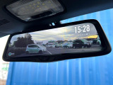 【アドバンスドルームミラー】後席の大きな荷物や同乗者で後方が確認しづらい時でも安心!カメラが撮影した車両後方の映像をルームミラー内に表示。クリアな視界で状況の確認が可能です!