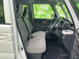 運転席と助手席は落ち着いた色合いで、座面や背もたれにゆとりを感じるつくりです。前方や側方を見渡しやすい着座位置で、乗り降りもしやすく、毎日の移動を快適に支えます。