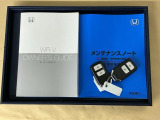 メンテナンスノート【点検整備記録簿・保証書】、取説も揃ってます。スマートキーはバッグなどにしまったままボタン操作でエンジン始動・停止やハイブリッドシステムの起動や停止ができて大変便利です