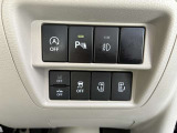 両側オートスライドドアは運転席からボタン操作で楽々開閉♪雨の日の送迎でも濡れません!(^^)!エマージェンシーブレーキや車線逸脱警報なども装備し、安全性能も向上しています