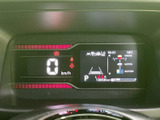 速度やシフト位置などの情報を、運転席正面のデジタル表示で確認できます。表示がまとまっていて視線移動を抑えやすく、走行中に必要な情報を把握しやすいレイアウトです。