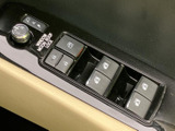 窓まわりの操作スイッチが運転席ドア側にまとまり、必要な機能を見つけやすい配置です。窓の開閉などを日常の乗り降りに合わせて扱いやすく、同乗者にもわかりやすい実用的な設えです。