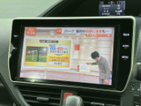 テレビ番組を画面で楽しめる装備です。停車中の休憩時間などに映像を視聴でき、画面上の情報も見やすく、車内で過ごすひとときをより快適にします。