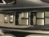 パワーウィンドウのスイッチです。 運転席にいながら助手席や後席の窓を開け閉めできるので、大変便利です。