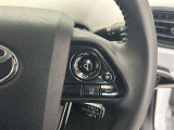前方の車との車間を設定し、スピードを上げたり緩めたりを自動で行ってくれる追尾式の「レーダークルーズ」。上級装備の一つです!高級車にしかつかない嬉しい機能です。