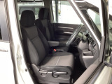 フロント広々、セパレートシートの運転席は、ハイトアジャスターが付いているので、快適にドライブができます。ハンドルはテレスコピック機能で、ハンドル位置を上・下・手前・奥に調節できます。