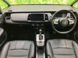 前席まわりを正面から見渡せる室内は、視界を遮るものが少なく、運転席と助手席の位置関係も把握しやすい構成です。中央の操作部や足元まで見通せるため、乗車前に室内の様子を確認しやすいです。