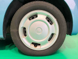【23年製】足元を変えるだけで車のイメージがかなり変わります。かっこいい存在感のある一台です。