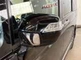 ドアミラーウインカーを装備!右左折や車線変更時に、周囲の車や歩行者からウインカーの点滅を確認しやすく、安全運転をサポート。デザイン面でもスタイリッシュな印象を与えてくれます。