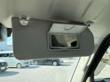 眩しい日差しをしっかり遮ってくれるサンバイザー!日中の運転でも、視界がラクになって安心です。バニティミラー付きなので、信号待ちや駐車中にサッと身だしなみチェックもOK、女性にうれしい気配り装備ですね
