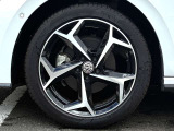 215/45R17タイヤに、R-Line専用となる5スポークデザインの17インチ純正アルミホイール「Bonneville」を装着。足元をスポーティに引き締め、安定した高い走行性能を発揮します。