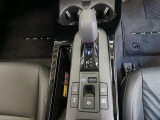 CVTならではの滑らかな変速フィールに加え、シフトレバーは手元で直感的に操作できます