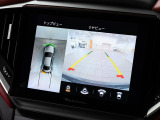 サラウンドビューモニター装備。前後左右のカメラを合成し、真上から見下ろしたような映像を映し出します。