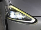 1灯の光源でロービームとハイビームの切り替え可能なBi-Beam LEDヘッドランプ(オートレベリング機能+LEDクリアランスランプ)を採用。先進性を強調したほか、省電力にも寄与しています。