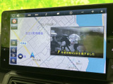 地図を表示しながらテレビ映像も映せる画面で、目的地の確認や停車中の視聴に活用できます。ナビと映像を一画面で確認でき、状況に応じて使い分けやすい装備です。