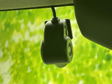ルームミラー付近に取り付けられた小型機器が、車内の記録をサポートします。視界を妨げにくい位置にまとまり、日々の運転に備えたい方にも注目いただきたい装備です。
