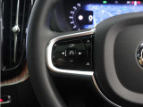 前方車を自動追従するアダプティブクルーズコントロールに加え、ステアリング操舵も行う進化型クルーズ『パイロットアシスト』を搭載。車体を車線内へと適正に維持しつつ先行車を忠実に追従します。