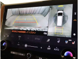 パノラミックビューモニター付きです。車両を上から見たような映像をディスプレイオーディオ画面に表示。運転席からの目視だけでは見にくい、車両周辺の状況をリアルタイムでしっかり確認できます。