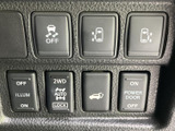 運転席まわりに各種スイッチがまとまり、必要な装備を手元で選びやすい配置です。文字やアイコンで項目を見分けられるため、表示を確かめながら車内の機能を使い分けられます。