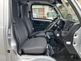運転席まわりは窓から外を確認しやすく、着座時にも周囲を見渡しやすい空間です。シートは落ち着いた色合いで、足元もすっきりとまとまり、日常使いに親しみやすい室内です。