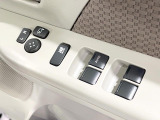 【電動格納ミラー】サイドミラーは電動格納式となっており、狭い駐車場でもキズがつくリスクを抑えられます。