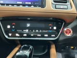 【左右独立オートエアコン】左右席で独立温度コントロールが可能です。運転席はキンキンに冷やして助手席はマイルドにと言った設定が可能です☆暑さ寒さでケンカすることもなくなりますね♪