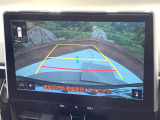 【バックカメラ】駐車時に後方がリアルタイム映像で確認できます。大型商業施設や立体駐車場での駐車時や、夜間のバック時に大活躍!運転スキルに関わらず、今や必須となった装備のひとつです!