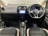 【運転席・助手席】運転席の足もともゆったりで長距離ドライブでも快適に★