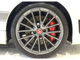 フロントには名門Bremboの4ポッドキャリパーが装備。ドライバーのテンションを高めてくれます。