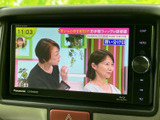 テレビ番組を画面で視聴できる装備を備えています。停車中の待ち時間などに映像を楽しめるため、休憩時にも活用できる便利な機能です。視認しやすい画面表示で番組を確認できます。