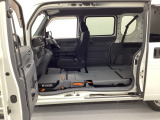 自社整備工場で点検整備をおこなってからお渡ししています。車検が残っている場合は『12ヶ月点検整備』を、車検整備付きの場合は『車検整備』をおこないます。整備費用は車両本体価格に含まれています。