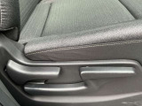 運転席はラチェット式レバーで高さも調整できます