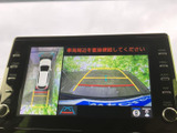 後方の映像に加えて車両周辺の表示もあり、駐車時の後方確認をサポートします。ガイド線も表示されるため、駐車スペースに合わせて位置を確認しやすい装備です。