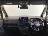 運転席は、大きな座面と包み込むような背もたれがドライバーの身体全体をしっかり支えます。上質なシート素材と座り心地のよいクッションを採用し、長時間の運転やコーナーの多い道も快適です