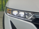 【LEDヘッドライト】悪天候や夜間走行時も良好な視界を確保し安心して運転できる高輝度LEDヘッドライトを装備!点灯速度が早く、消費電力も抑えられています。