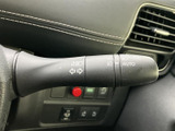 ステアリング脇に配置され、運転席から手を伸ばしやすい位置です。表示されたマークを目で確認できるため、周囲の状況を意識しながら必要な操作に移りやすい実用的な装備です。