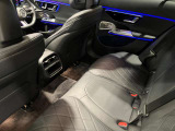 全ての席が主役席なのは、メルセデスならではの特徴です。快適なドライビングが、リラックスした車内空間を作りだします。