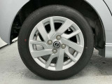 【純正アルミホイール】車体に最適化された設計による優れた耐久性と走行性能、そしてデザイン性。特に、足回りの軽量化は加速性能・燃費・乗り心地の向上に繋がり、ブレーキ性能も高めます。