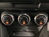 空調スイッチ類は最近流行のタッチパネル式ではなく、運転中でも直感的に操作できるダイヤル式を採用しております。